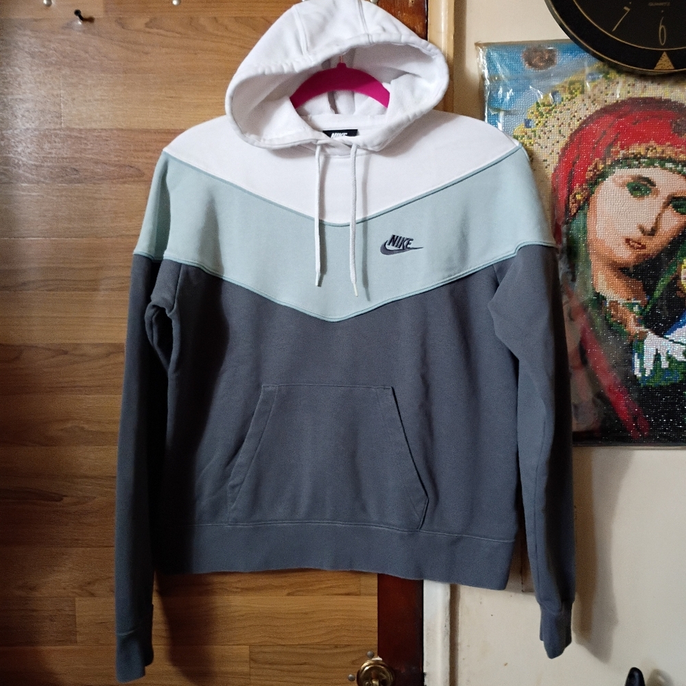 Excellent condition Nike Color Grey and white and green Embroidered Logo Long Sl